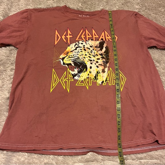 Def Leppard salmon colored leopard print graphic t-shirt unisex - Picture 5 of 6